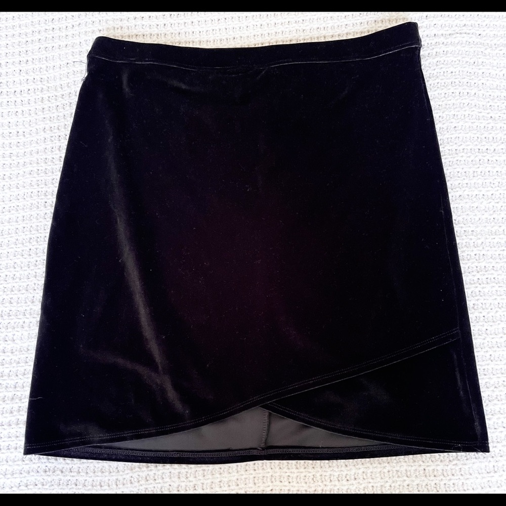 ⚫️NEW⚫️ Velvet Fitted Skirt